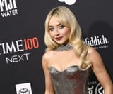 gf-ivPC-53jF-qpSF_sabrina-carpenter-w-versace-na-100time-994x828