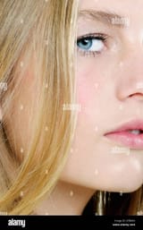 weiblich-dunkel-blonde-haare-blaue-augen-naturlich-aussehende-make-up-cfbk6n