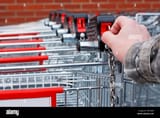 inserimento-di-una-moneta-o-gettone-nella-carrello-presso-il-superstore-d2n3d4
