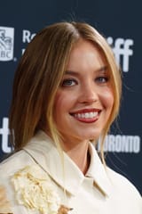 Sydney_Sweeney_at_the_2024_Toronto_International_Film_Festival_(cropped,_rotated)