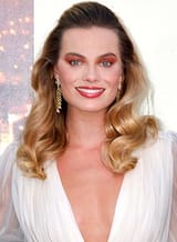 Margot_Robbie_2019_by_Glenn_Francis_(cropped)