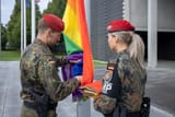 hissen-der-regenbogenflagge-am-bundesministerium-fuer-verteidigung-data
