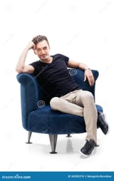 portret-van-een-mannelijke-zitting-op-stoel-34385374
