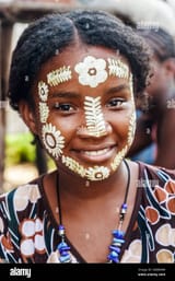 jeune-femme-sakalava-avec-son-masque-de-beaute-traditionnels-a-nosy-be-madagascar-dab8mw