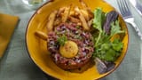Tartare-de-boeuf-Sauce-barbecue-frites-maison_carte-ete-2024-@herve-hote_web-1024x576