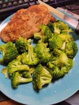 airfryer-chicken-breast-and-broccoli-v0-mwcje277wh5b1