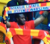 dziekuje-ci-tato-ze-nie-jestem-z-warszawy-murzyn-trzyma-szalik-na-meczu