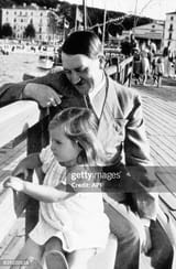 adolf-hitler-avec-helga-goebbels-la-fille-de-joseph-goebbels