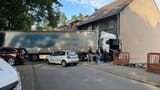 sattelschlepper-faehrt-wohnhaus