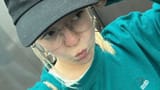 all-cops-are-bastards-alle-polizisten-sind-bastarde-schweine-steht-in-abgekurzter-form-auf-dem-pullover-der-politikerin-jette-nietzard-die-grunen-das-foto-ist-ein-screenshot-einer-story-auf-dem-instagram-profil-der-26-jahrigen