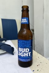 Une_Bud_Light_-_The_Tavern_(Miami_Beach)