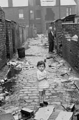 Child-at-end-of-alleyway-Manchester-1972