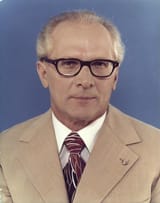 Bundesarchiv_Bild_183-R1220-401,_Erich_Honecker