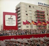 Bundesarchiv_Bild_183-1986-0813-460,_Berlin,_Parade_von_Kampfgruppen_zum_Mauerbau