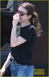 emma-roberts-shares-a-laugh-with-boyfriend-garrett-hedlund-04