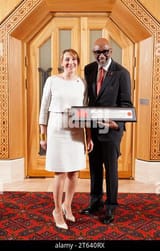 helen-veale-left-with-husband-sir-trevor-phillips-as-he-is-granted-the-freedom-of-the-city-of-london-at-guildhall-london-picture-date-wednesday-november-8-2023-2t640rx