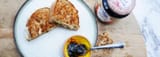 Pantosti met brie en appelstroop 3840x1400