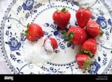 ansicht-von-oben-eine-dekorative-platte-mit-frischen-erdbeeren-und-puderzucker-mk48jc