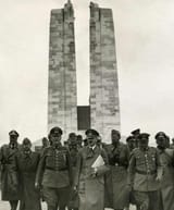 Hitler_touring_Vimy_Memorial_in_June_1940