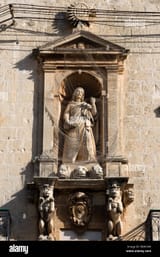 medieval-christian-niche-of-saint-at-a-building-in-malta-B6HCMK