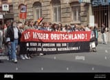 manifestation-contre-la-reunification-des-deux-etats-allemands-le-12-mai-en-1990-a-frankfurt-am-main-ddew6y