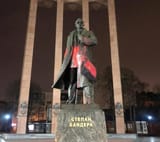 Pomnik-S.-Bandery-we-Lwowie-oblany-farbą.-Fot.-Rada-Miasta-Lwowa-kadrowane-728x645