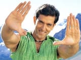 hrithik-roshan-double-thumbs-open-hands