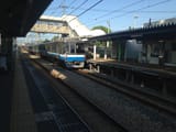 Train_bounding_for_Chikuzen-Maebaru_Station_arriving_at_Shimoyamato_Station