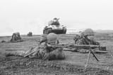 T34_und_MG-Trupp_bei_Gefechtsvorführung_(18048017713)
