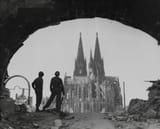 American_soldiers_gaze_on_the_ruins_of_Cologne_cathedral_1945