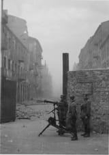 Warsaw_ghetto_uprising_German_sentries
