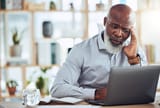 207480472-dolor-de-cabeza-por-estrés-y-hombre-negro-frustrado-en-una-computadora-portátil-en-la-oficina-con