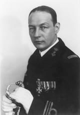 1280px-Karel_Doorman_as_lieutenant-commander