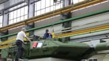 29528921-kmw-flaggschiff-leopard-die-tuerme-kommen-aus-kassel-montiert-wird-der-schwere-gefechtspanzer-in-muenchen-bislang-wurde-der-leopard-in-19-laender-12fe