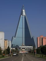 Prázdné_slnice_a_rozestavěný_hotel_Ryugyong_-_panoramio
