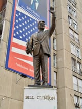 Bill-Clinton-Statue-Pristina-With-Billboard-768x1024