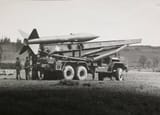Een_International_M139D_5-tons_6x6-lanceerauto_met_een_Honest_John-raket,_een_een_ongeleide_raket_tegen_gronddoelen,_met_een_maximum_bereik_van_ongeveer_35_km_(2044_061252)
