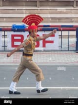 indian-soldier-marching-at-flag-ceremony-attari-wagah-border-india-pakistan-2G14BPF