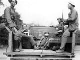 Paraguayan_soldiers_with_Bolivian_prisoners_note_Vz24_and_Model_1907_Mausers