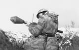 Bundesarchiv_Bild_101I-709-0337A-10A,_Ukraine,_Soldat_mit_Panzerfaust