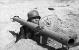 Bundesarchiv_Bild_101I-671-7483-29,_Reichsgebiet,_Soldat_mit_Panzerabwehrwaffe