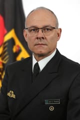 truppenfahne_halbortrait-1-555x833