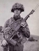british-army-soldier-with-an-em-2-rifle-the-rifle-firing-an-v0-75k3ydrj1swc1