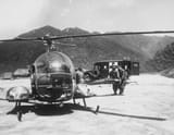 Medics_carry_wounded_soldier_to_H-13_helo_KOrea_1953