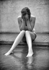 sad-woman-crying-street-black-white-photo-46921012