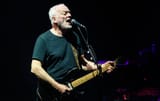 David-Gilmour-performing