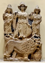 Relief_of_the_Arabian_goddess_Al-Lat,_Manat_and_al-Uzza_from_Hatra._Iraq_Museum