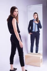 hon-in-mirror