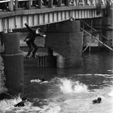 Protesters-falling-off-Benten-Bridge-into-the-river-during-the-First-Haneda-Incident-8_Q640