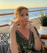97464463-14628081-JK_Rowling_posted_a_photo_of_her_smoking_a_cigar_and_drinking_ch-a-1_1745083855201